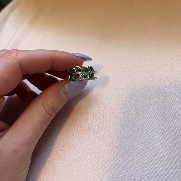 Intricate green leaves wrap around silver ring - Picture 2 of 4